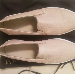 a.M nude shoe